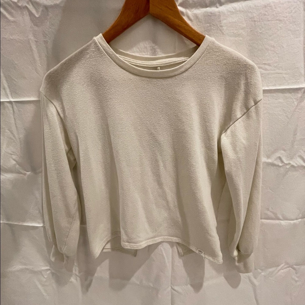 WHITE SWEATER